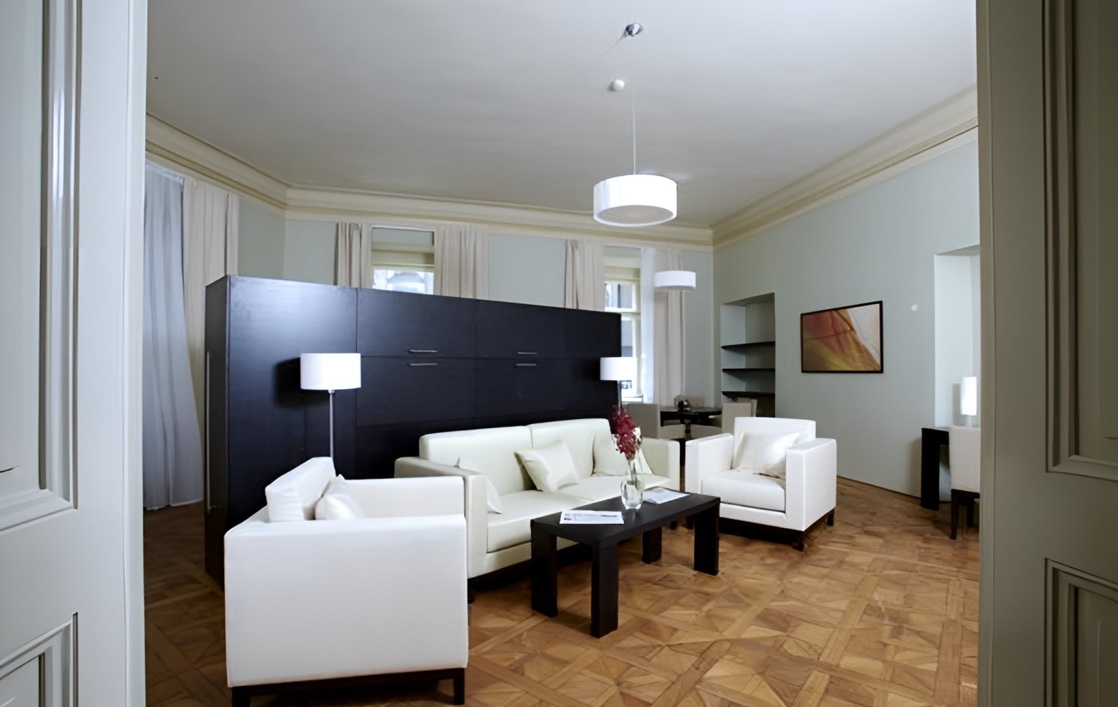 Hotelové apartmá se světlou sedačkou